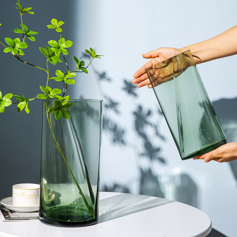 European-style new nurse-patterned vase, transparent hydroponic flower arrangement, colored glass vase, dried flower vase, living room decoration in three colors Application Scenario
