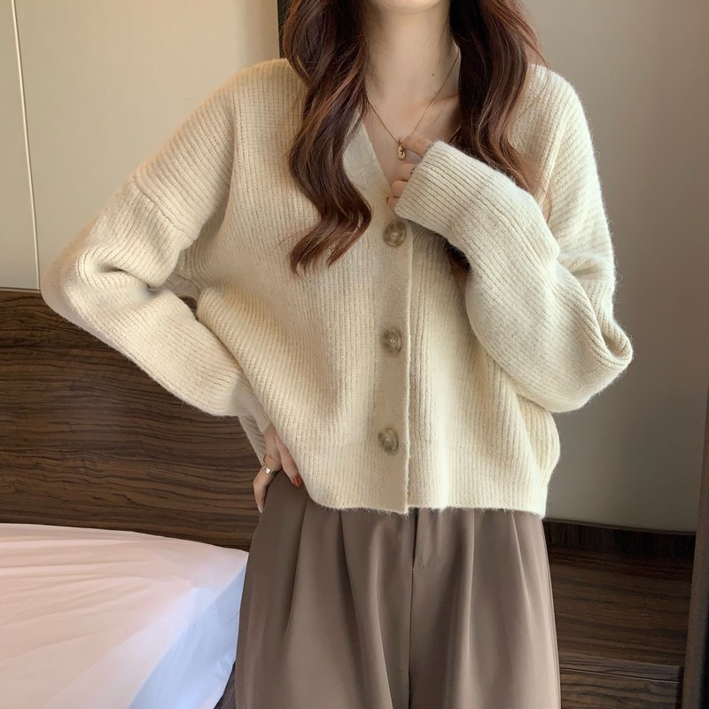 Jinkai's new women's collection for early autumn features loose sweaters, women's jackets, long-sleeved V-neck soft and soft knitted cardigans, and outerwear details Picture