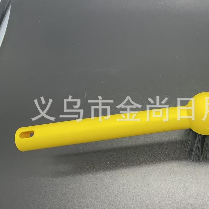 Household soft bristle bed brush, dust removal brush, creative sugar-coated haws, cleaning broom, bed carpet sweeping broom, bed bristle brush Application Scenario