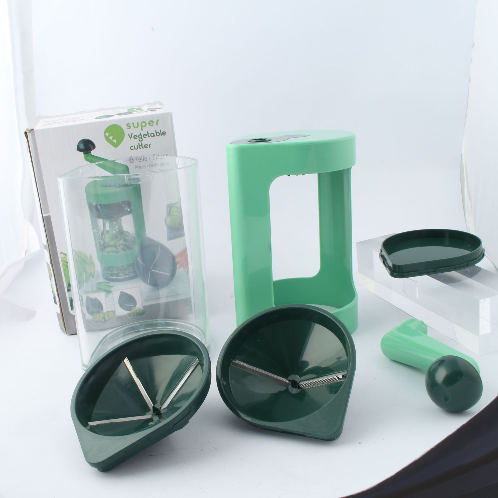 Cross-border Douyin bestsellers: New kitchen hand-cranked household vegetable slicer, multi-functional vegetable slicer, manual slicer Application Scenario