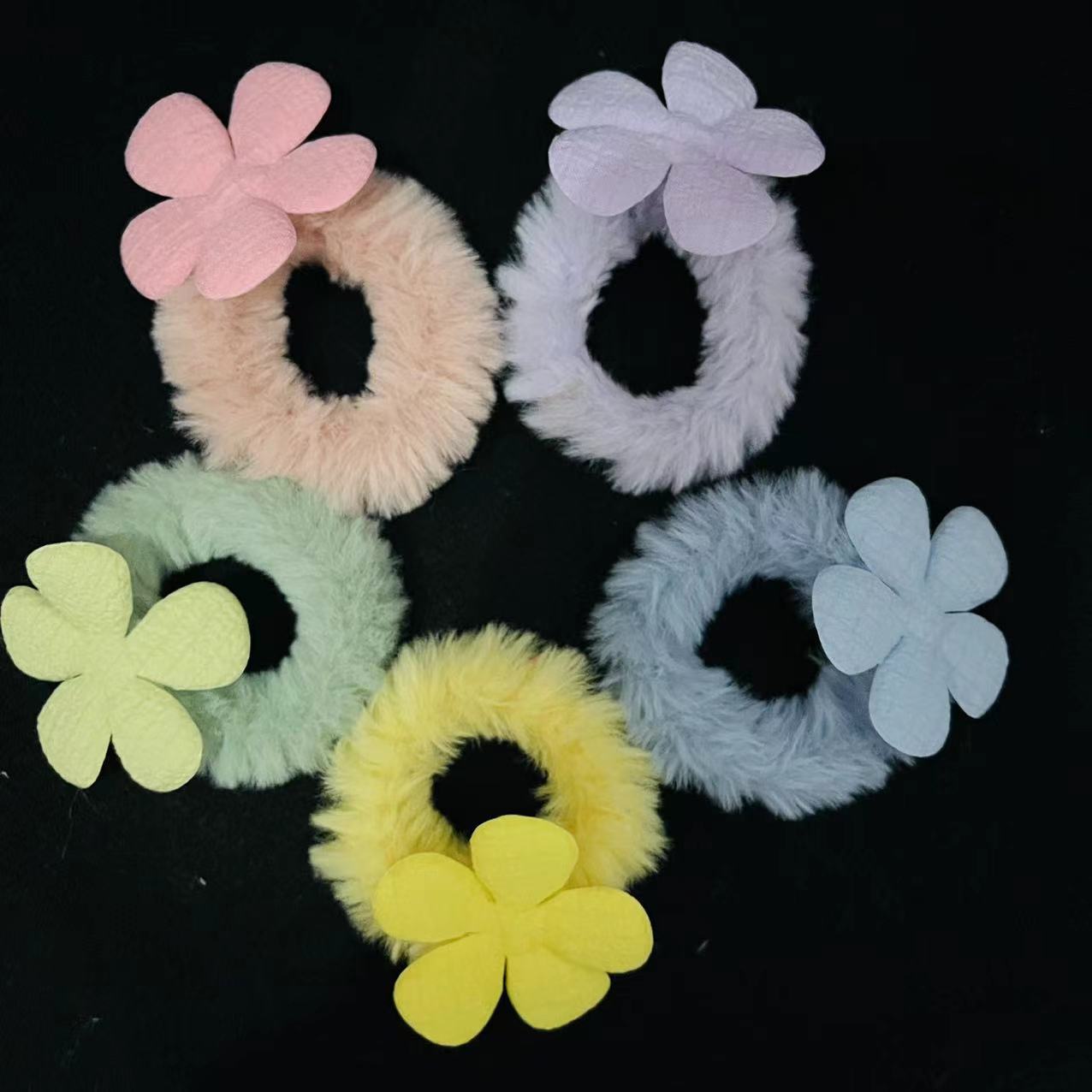 【 No. 72 Hair Tie 】 Hair tie with small flowers, 100 yuan per bundle. Plush small flowers, hair band, hair tie, hair accessory, no damage to hair. Girls' hair tie, little girls, big kids, ponytail hair tie, cute details Picture
