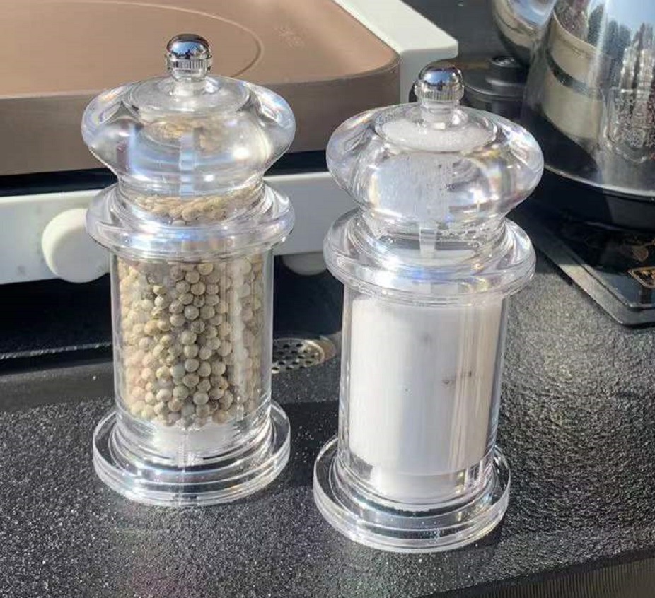 Cross border acrylic grinder transparent pepper mill manual multi-purpose seasoning bottle pepper cumin pepper grinder Application Scenario