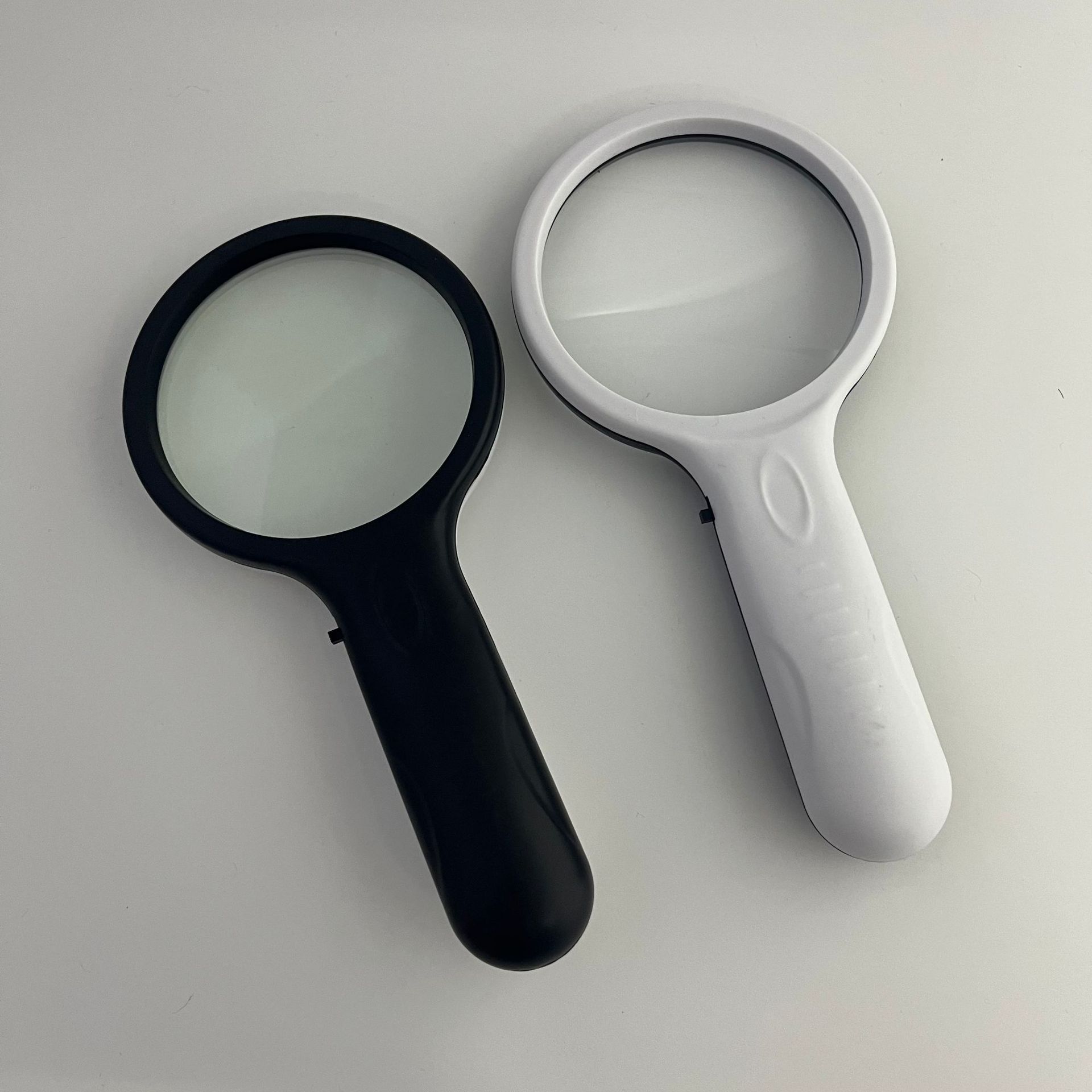 New large-sized 90mm handheld high-definition high-magnification magnifying glass with 2 LED lights, gift magnifying glass with lights