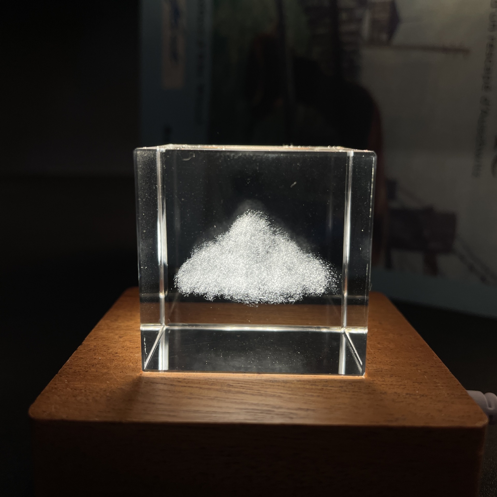 Crystal Cube 3D Carved Rain Moon Solar System Cloud Cube Heart Cube Arts And Crafts Gifts Display Application Scenario