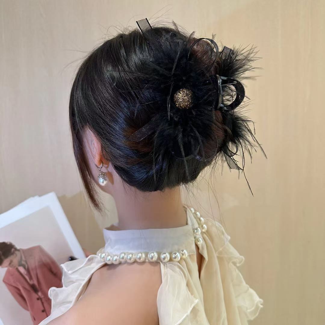 黑色羽毛抓夹女秋冬新款中号发夹简约设计蓬松鲨鱼夹头饰时尚通勤详情1
