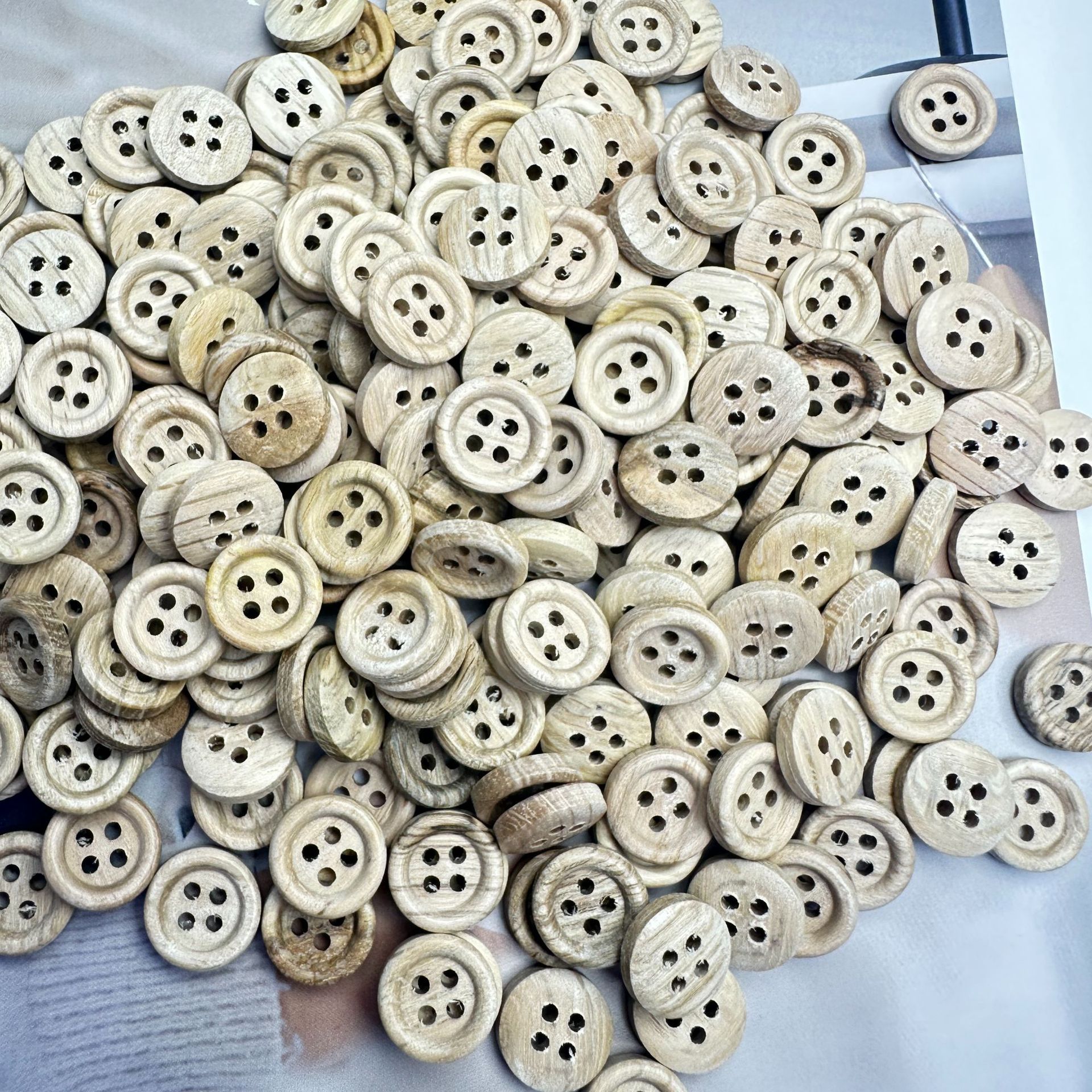 The manufacturer has all-eco-friendly resin four-eye button men's shirts in stock. The shirt buttons are round and high-end wood-grain imitation buttons Item Picture