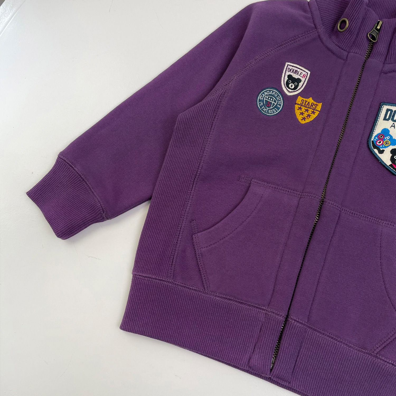 Miki's Spring 24 collection of Japanese streetwear for boys, girls and children features a DB explosion hairstyle badge, a high-neck, stylish zipper cardigan Application Scenario