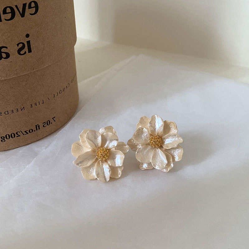 Camellia ear studs with a light and luxurious touch, a French retro, elegant, fashionable and versatile style for women Application Scenario