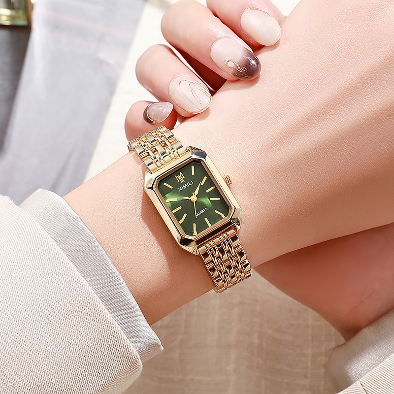 New trendy square women's watches, gold watches, women's watches with steel bands, and women's wristwatches are available for wholesale from the manufacturer details Picture