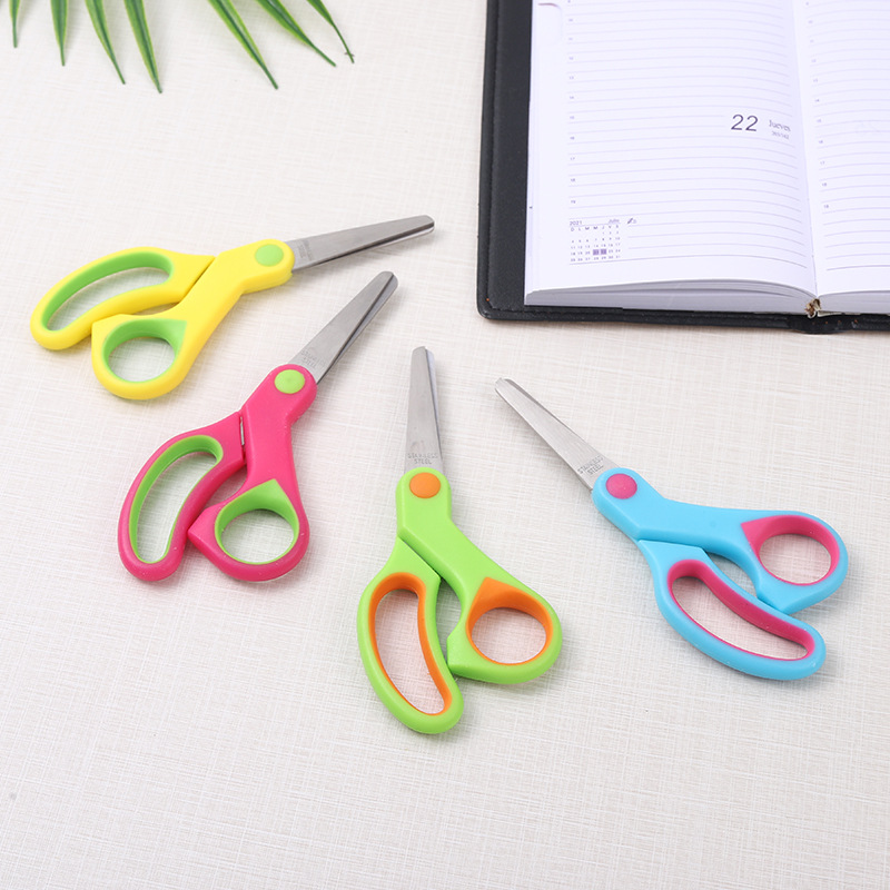 Manufacturers direct supply stainless steel office home scissors student art stationery manual paper-cutting scissors package rubber metal scissors Application Scenario