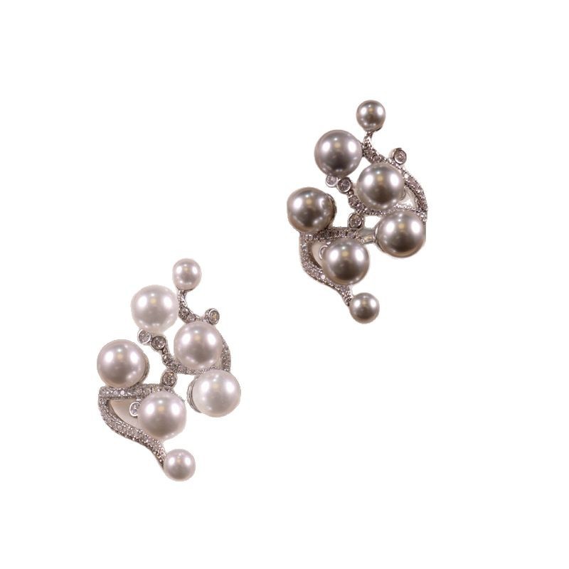 كما ان ڤيرسا، اختها الفاتنة، لديها شخصية ملفوفة بحفر اللؤلؤ في الؤلؤ Item Picture