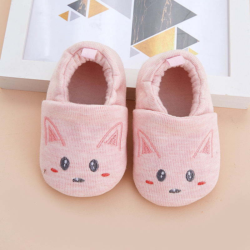 Spring and Autumn baby shoes for girls, baby walking shoes for newborns, soft-soled anti-slip cloth shoes for 0-6-12 months, cute and never fall off Application Scenario