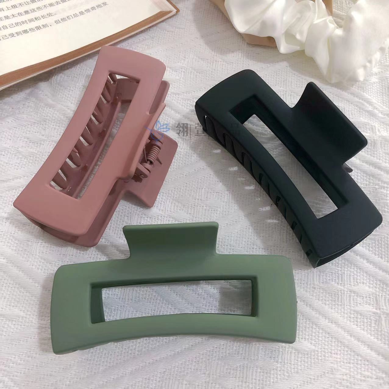 The 2025 new style hair clip features a laid-back shark clip at the back of the head, the same black scratch-off large multi-volume hair clip as the Internet celebrity details Picture