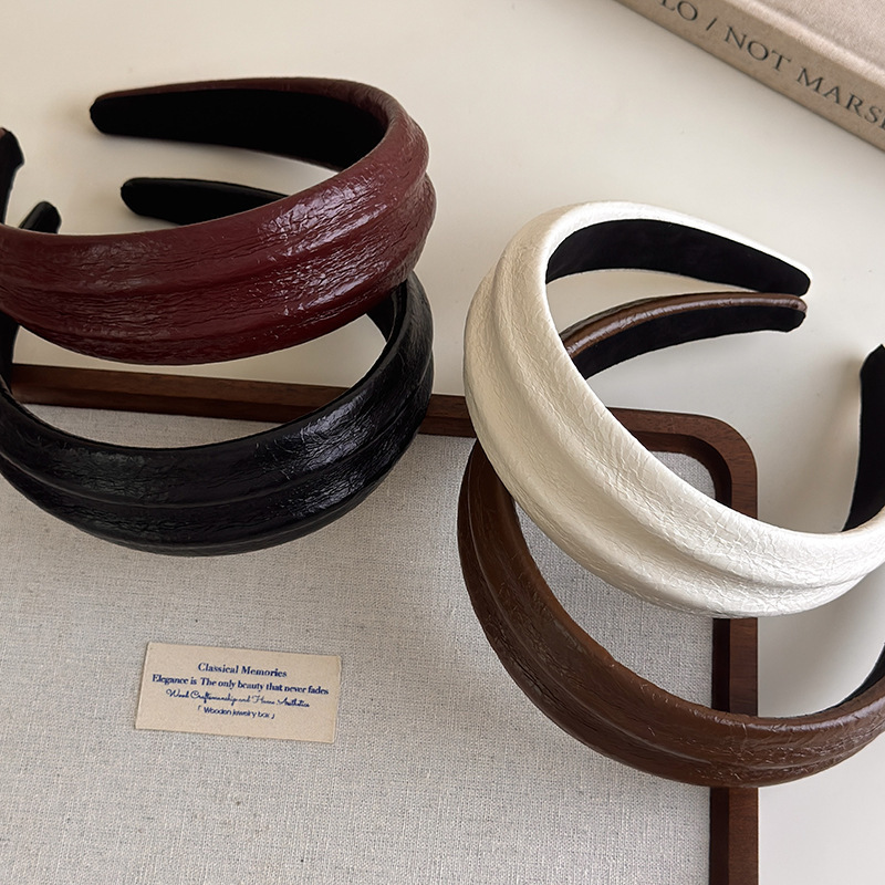 The new autumn and winter fashion leather concave-convex hair band exudes a sense of luxury. The high headband at the top of the head is versatile. The wide-edge facial hair clip is a headpiece details Picture