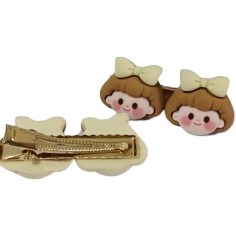 A cute little girl with a milk tea-colored hair clip, an ins student with a sweet and girlish heart, a duckbeak clip, a soft girl's fringe, and a headpiece by the seaside Item Picture