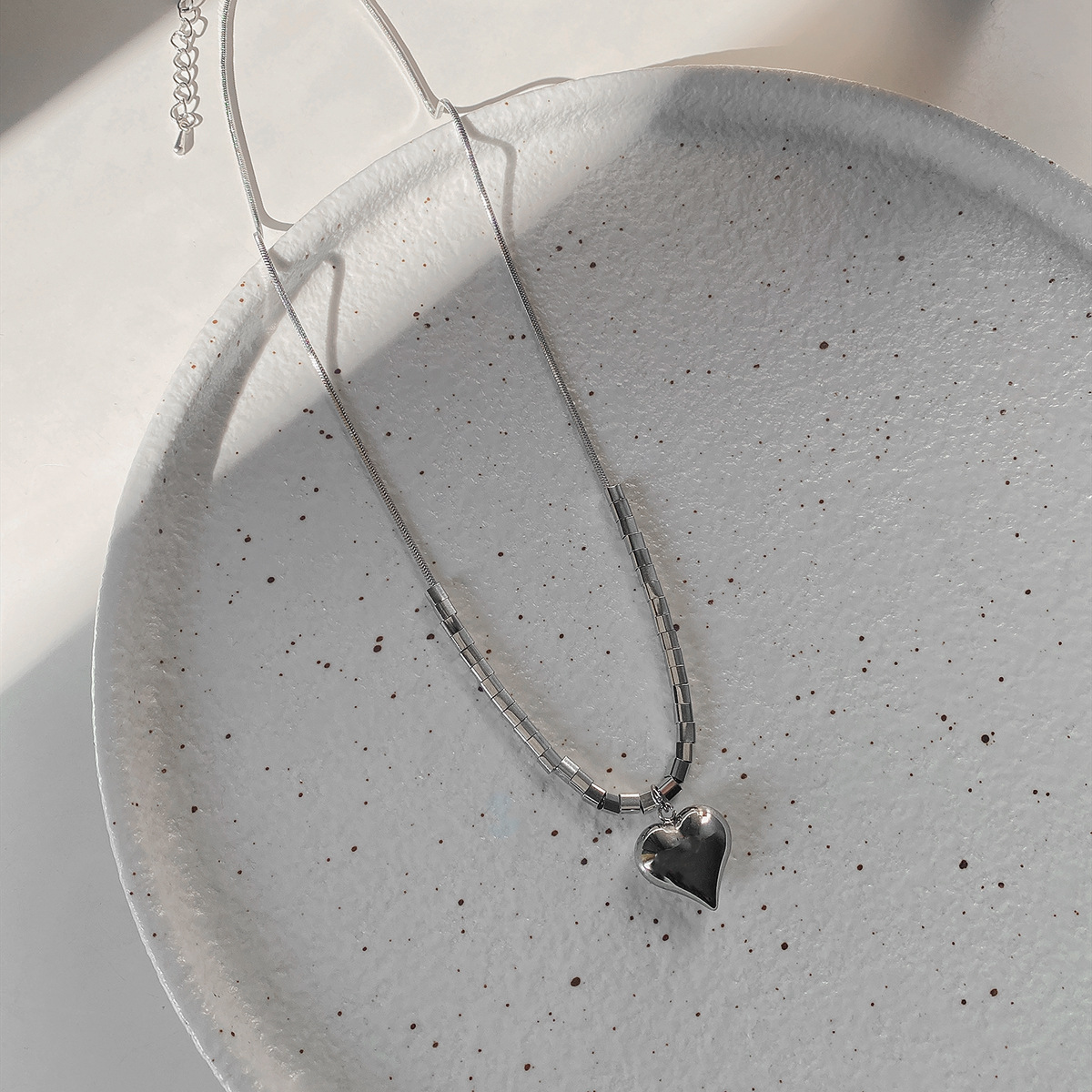 Sweet and cool, cold style small square heart-shaped necklace, a unique design for women, fashionable and versatile, personalized sweater chain and sweatshirt chain Application Scenario