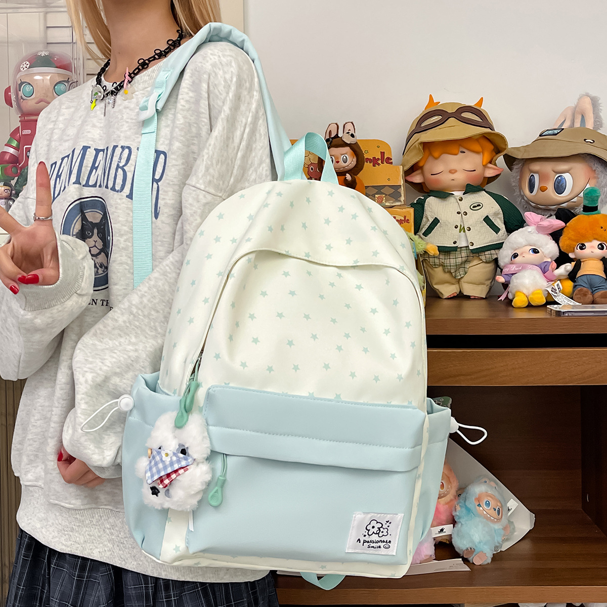 双肩包/背包/双肩包会议/太阳能充电背包/运动背包产品图