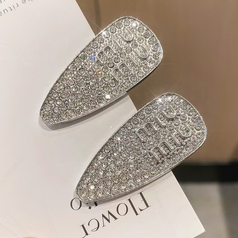 مقطع شعر جديد من طراز Miumiu Flom Fameu على جبهته details Picture