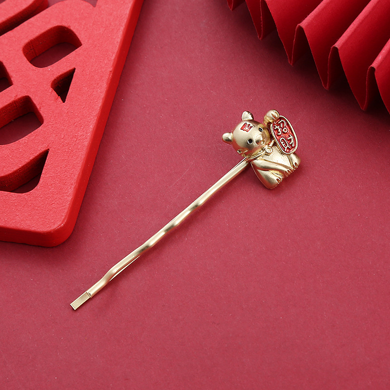 New National Tide New Year This Year Girl Playful Tiger Cartoon Matte Gold Net Red Side Hair Card Cute Bangs Clip Application Scenario