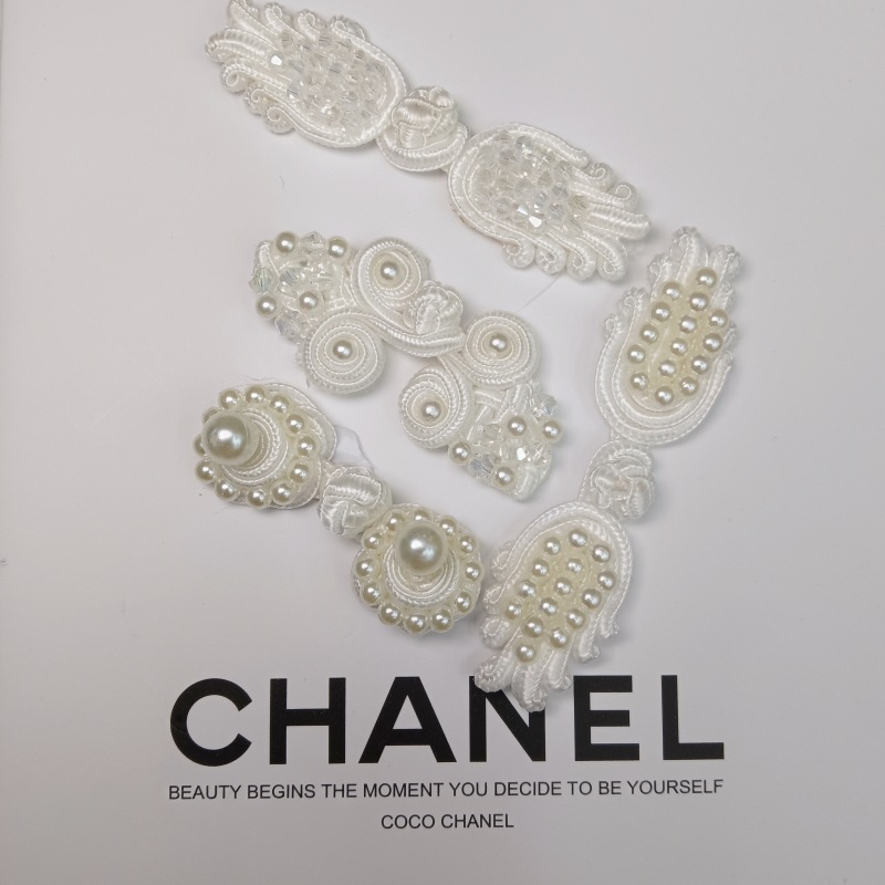 In stock, Chinese-style buckles, staples, three-wheel and four-wheel small chanel-style pearl shoes, women's cheongsam and socks buckles details Picture