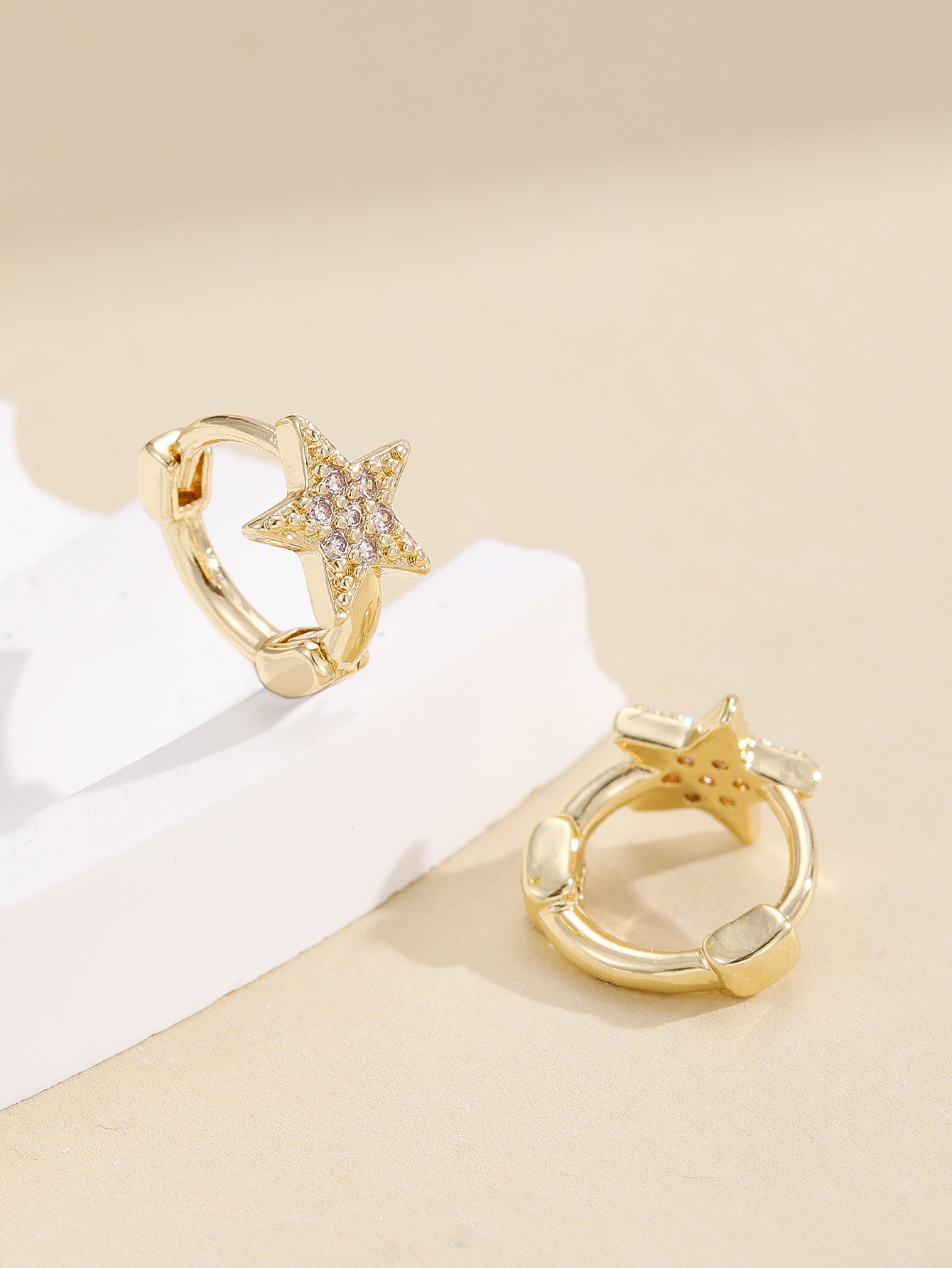 Cross-border best-selling zirconium-inlaid five-pointed star ear buckles, Japanese and Korean fashionable and simple K-gold-plated light luxury women's ins style small earrings Item Picture
