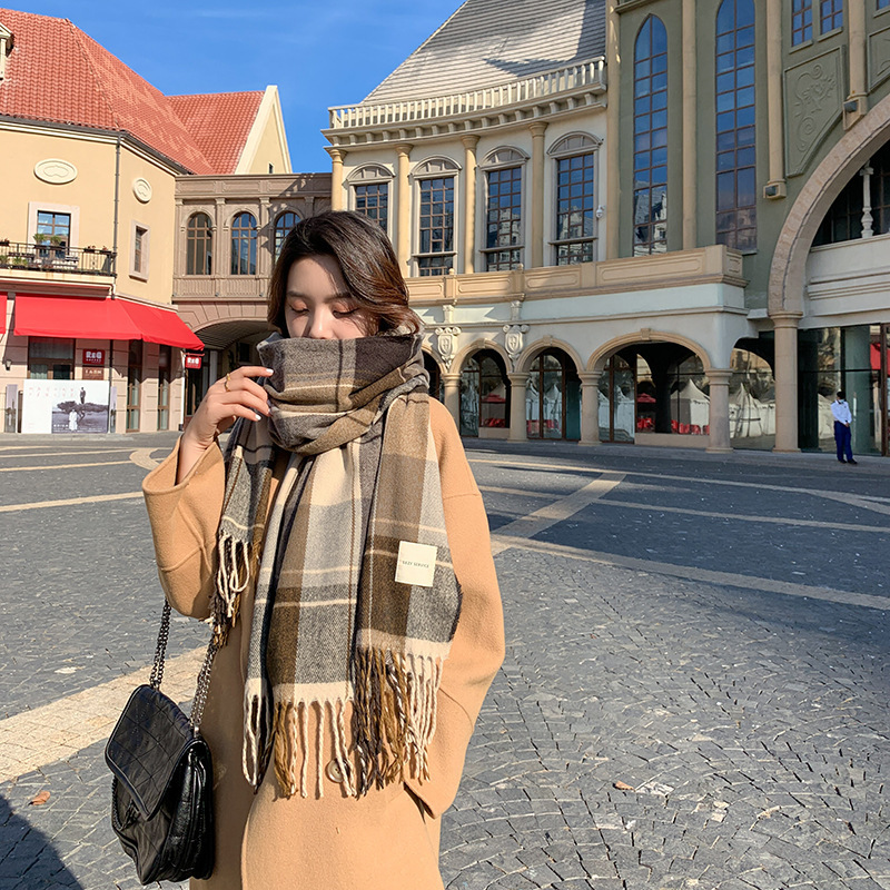The checkered student scarf for both men and women in autumn and winter is a versatile and warm Korean style shawl. The women's faux cashmere is fashionable and versatile Application Scenario