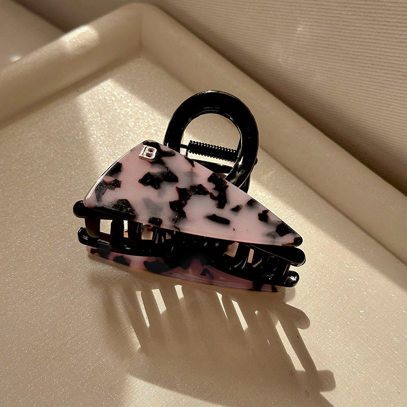 Acetate leopard print triangular claw clip for women with a high-end look 2025 new style hair clip Shark clip high-end look hair clip headwear Application Scenario
