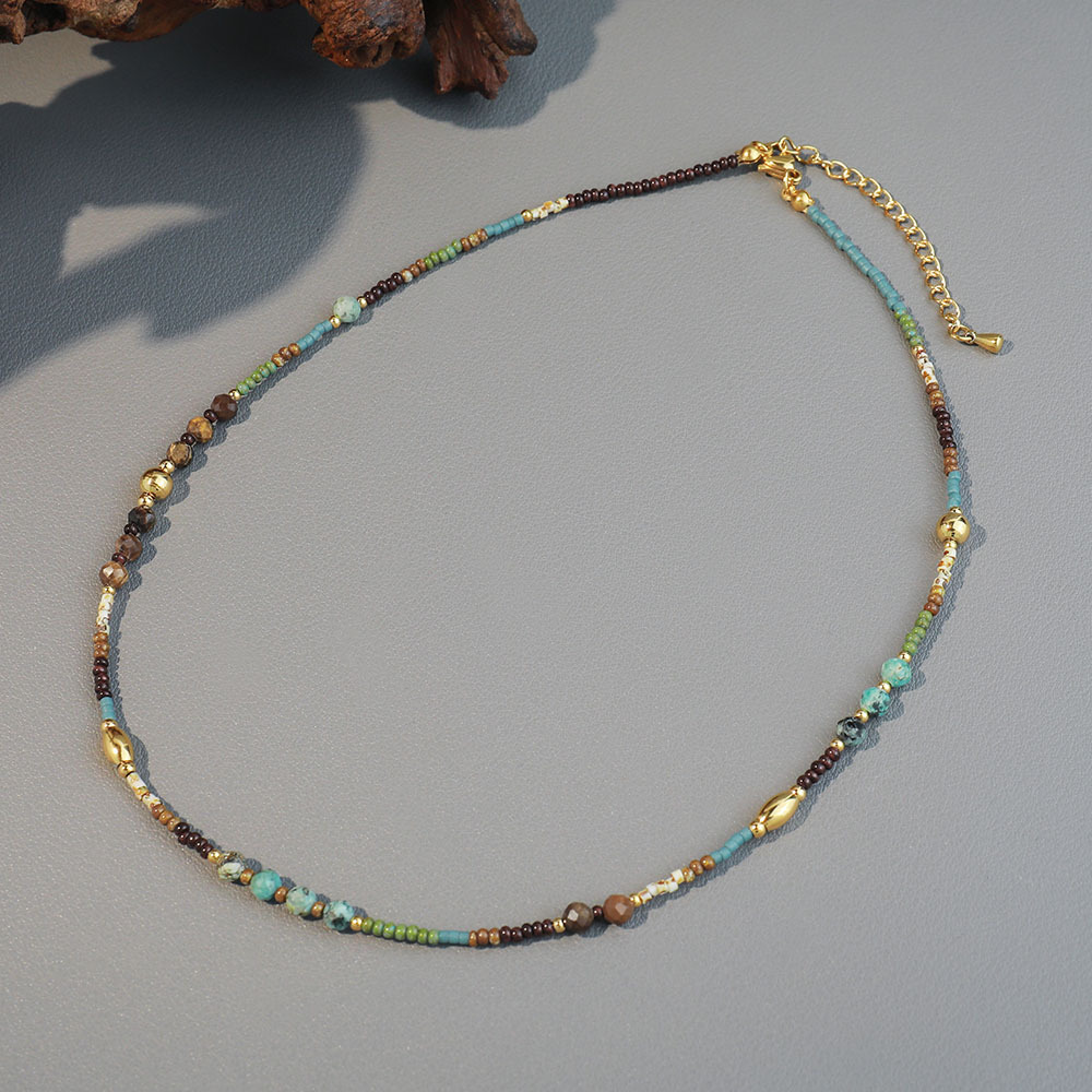 صُمِّمت مجموعة صغيرة من الازياء الفرنسية لسلسلة من الارز الصخري الملون Specification image