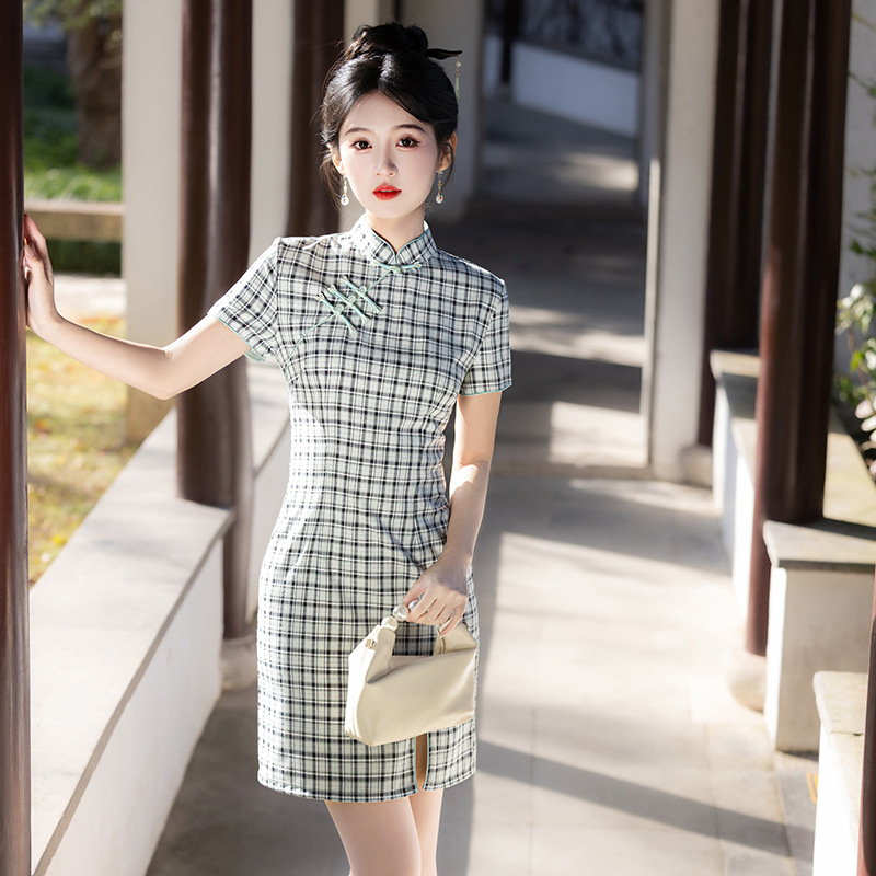 "National Trend 2025 Spring/Summer Short, petite, single-layer checkered, fresh and girlish, Chinese-style retro cheongsam. Application Scenario