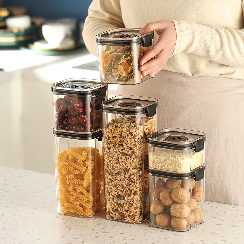 Storage cans, food storage boxes, kitchen sealed cans, household plastic dry goods storage cans, grains and cereals full figure