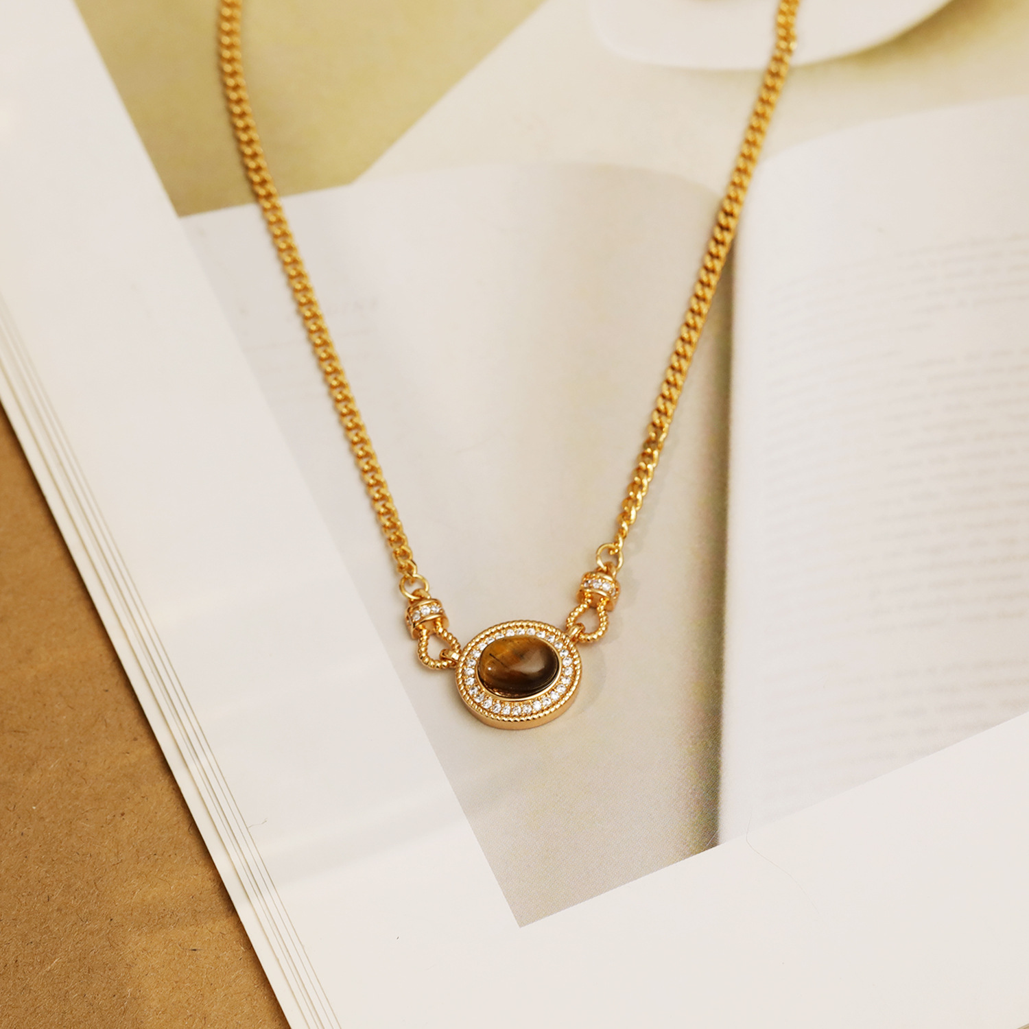 Hyacinth Meirad-style tiger's eye pendant, retro Hong Kong style, fashionable, individual, elegant and high-end sweater chain necklace, collarbone chain