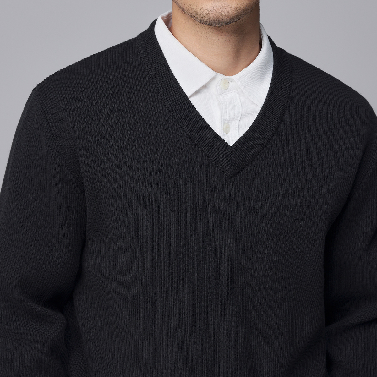 Momeck men's vertical striped V-neck knitted sweater for winter 2024, simple and loose men's sweater 20802 Application Scenario
