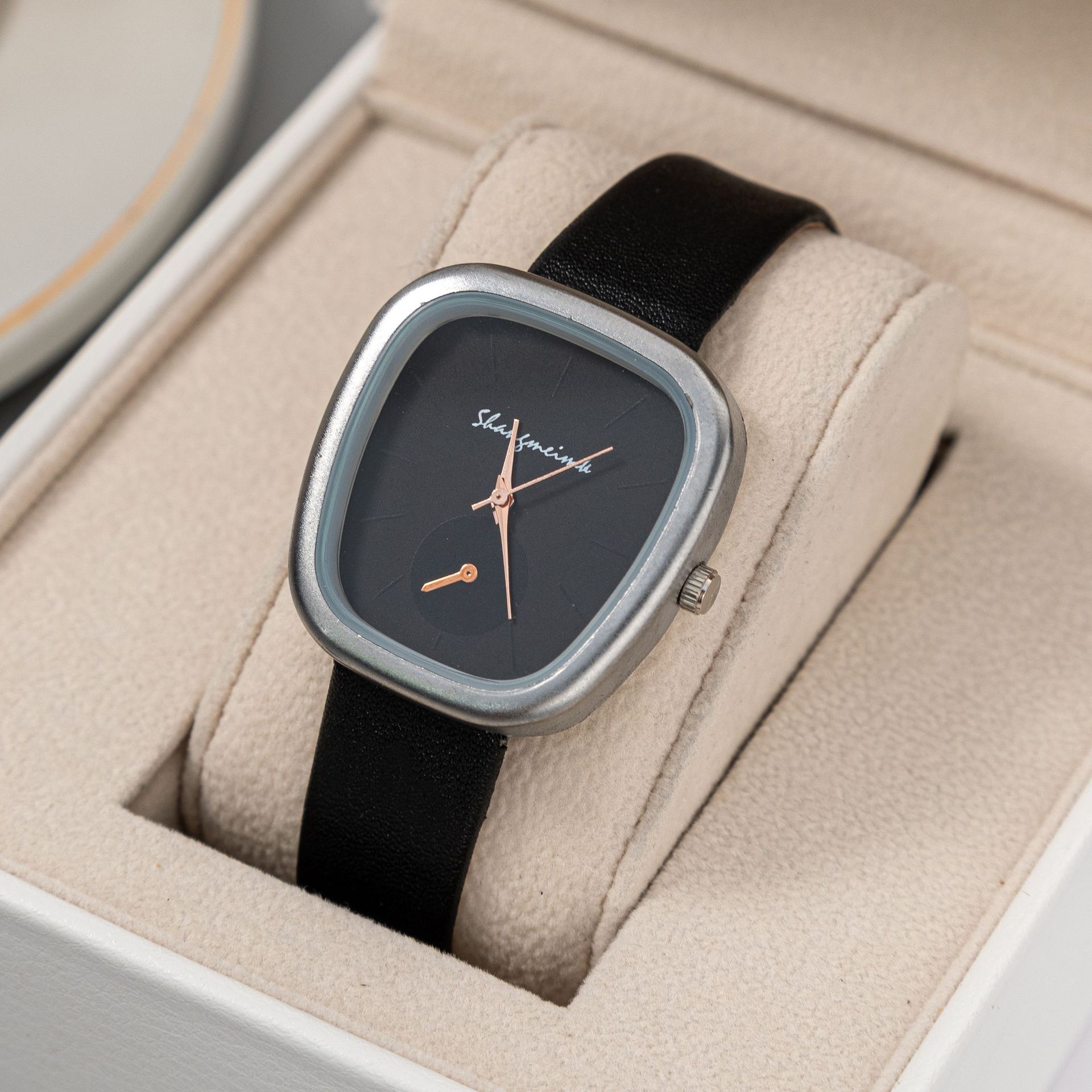 女士手表跨境皮带石英表 创意两针半酒桶型设计欧美手表一件代发