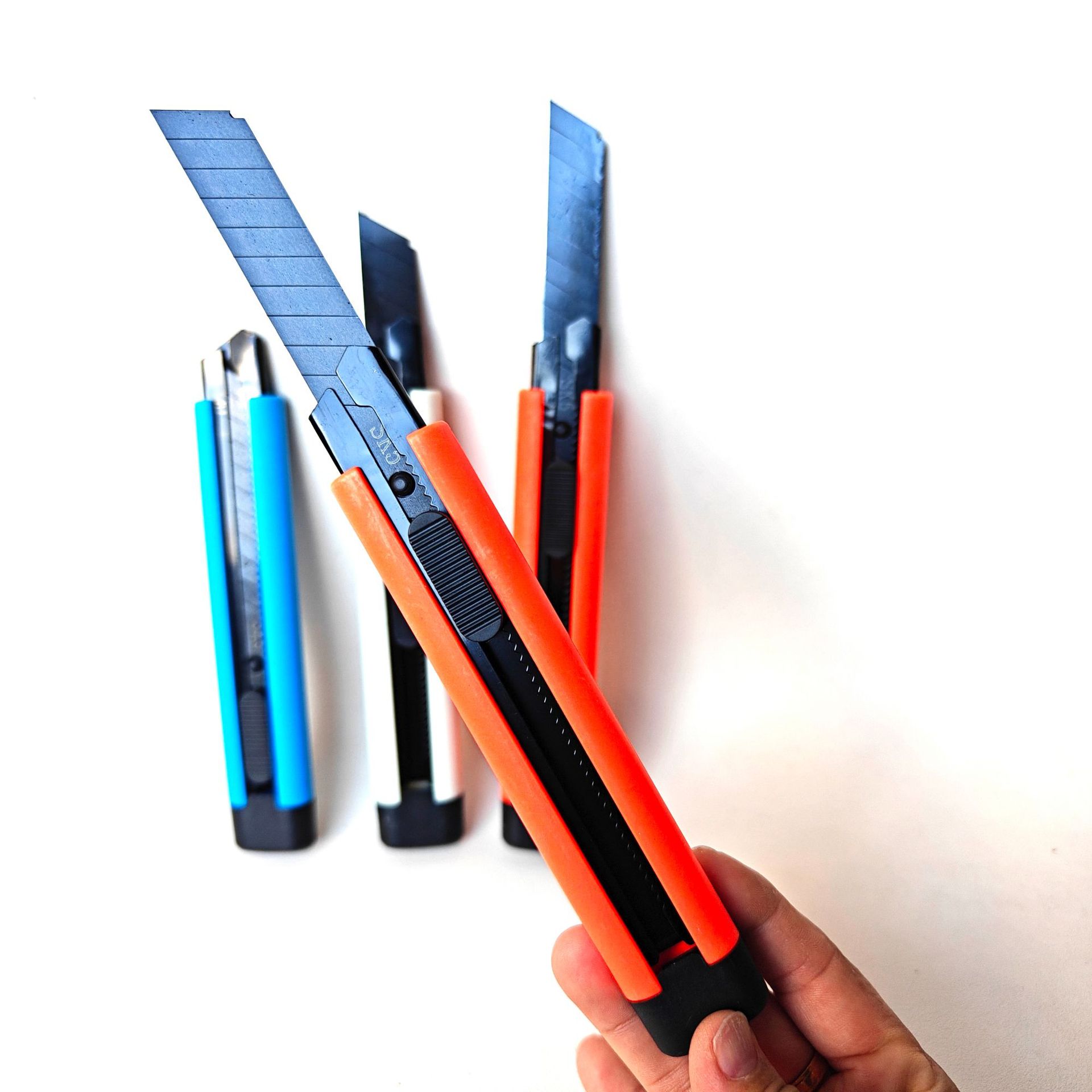 【2-8区】7088美工刀 100/盒 800/件7088美工刀彩柄家用快递开箱刀壁纸刀裁纸工具日用美工刀2元批发细节图