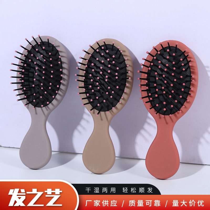 The manufacturer supplies mini small massage combs, portable dry and wet dual-purpose portable small combs, in multiple colors to choose from Application Scenario