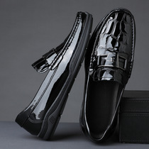 New first layer cowhide men's bean shoes patent leather bright leather casual loafer shoes fashion embossed men's single shoes