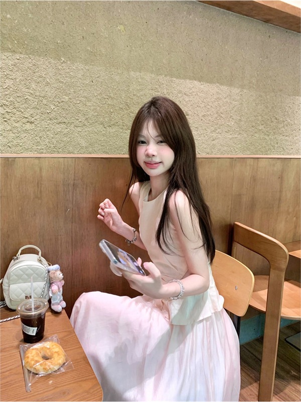 A real photo of an elegant young girl wearing a pink dress with a large skirt Item Picture
