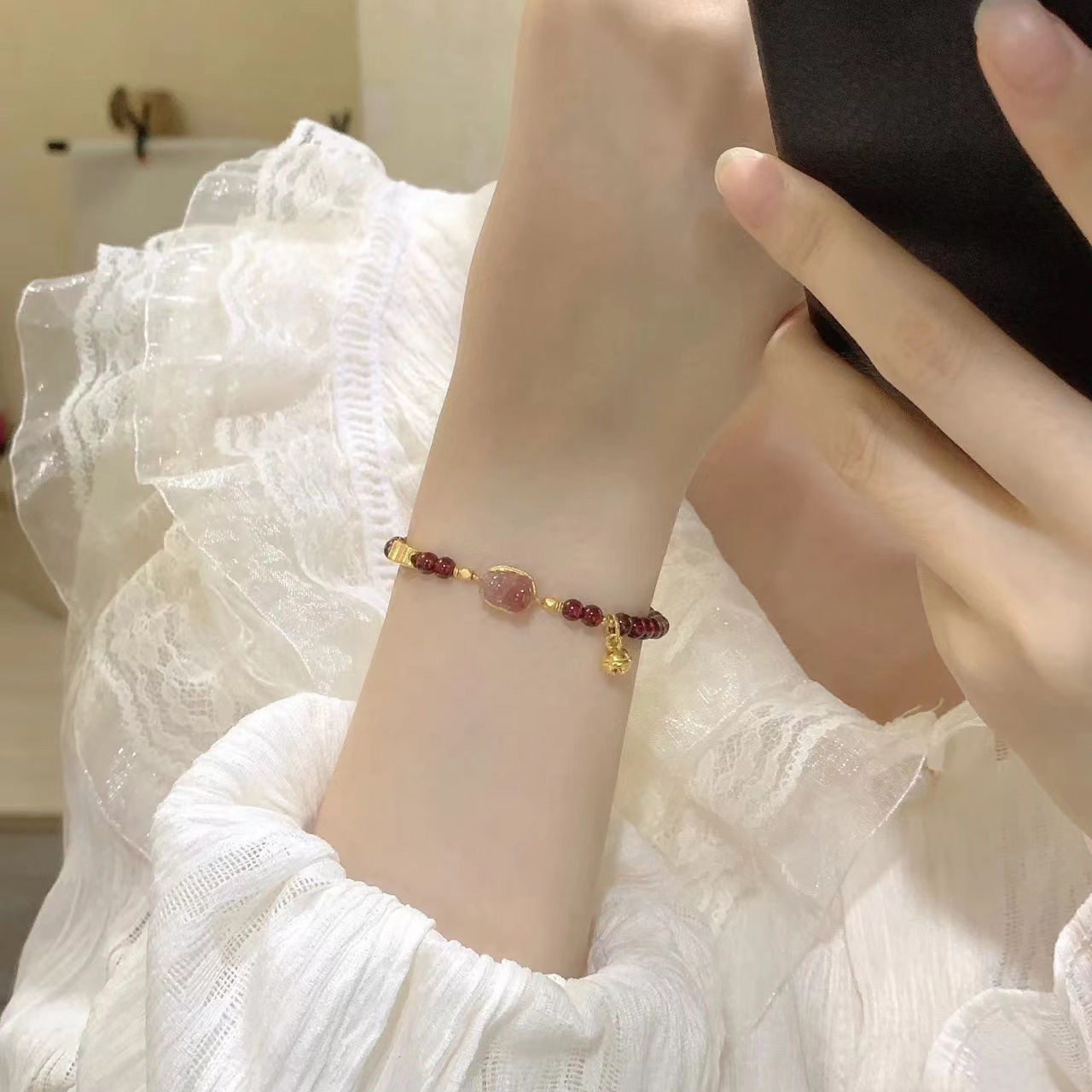 The new Chinese-style PI Xiu bracelet is fashionable, elegant, niche, simple and of high appearance level. It is an ins imitation strawberry crystal best friend bracelet and accessory