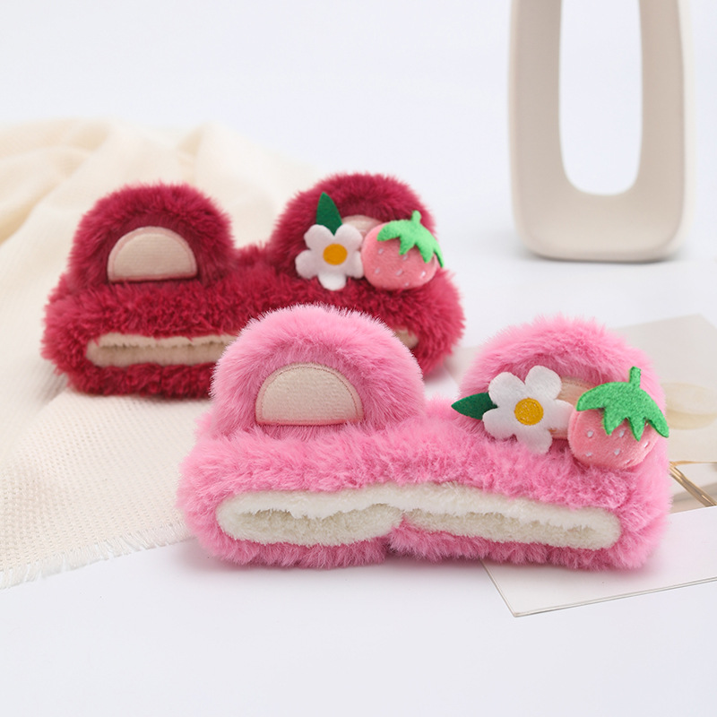Korean cartoon plush strawberry bear hair band headband, autumn and winter face washing and hair binding head buckle, internet-famous bear ear wholesale Application Scenario