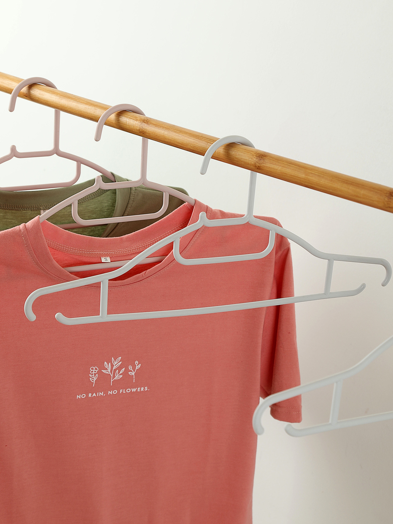 Plastic women's clothes rack non-slip wide shoulder no trace drying clothes rack support simple multi-purpose clothes rack household dormitory Specification drawing