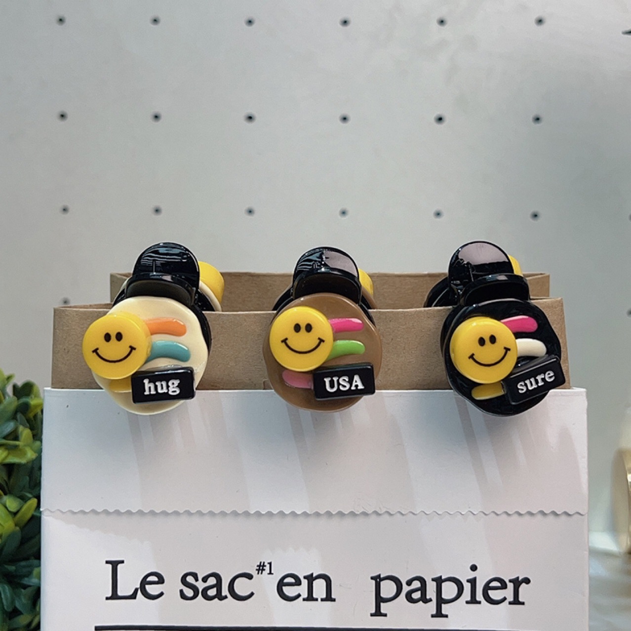 The new cute and colorful smiling face bangs from Boss Brother's family feature original Korean and Japanese designs, presenting a unique and feminine style