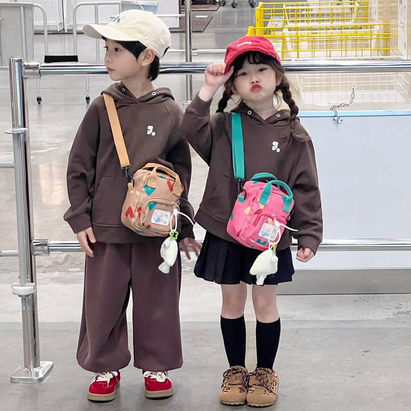 Cute cartoon single-shoulder bag for boys and girls, sweet heart-shaped printed baby square bag, 2025 new style children's crossbody bag Specification image