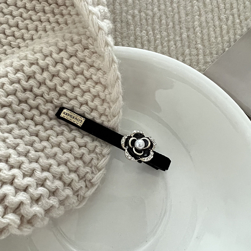 Small Fragrant Camellia Dongdaemun New Side Clip Fine Duck Beak Clip Velvet Fringe Clip Back Of Head Broken Hair Clip Female Application Scenario