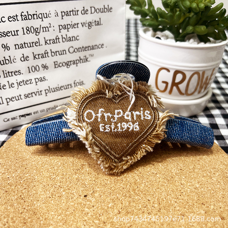 Boss Ge's original design of the heart-shaped denim shark clip imitates the denim grid style, presenting a unique Korean and Japanese style for women Specification image