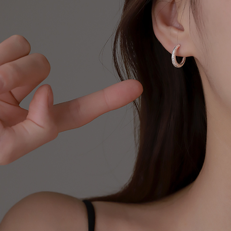 Frosted ear buckles, ins niche, trendy and individualistic flash sand earrings, fashionable, simple and cold style geometric ear rings and earrings Application Scenario