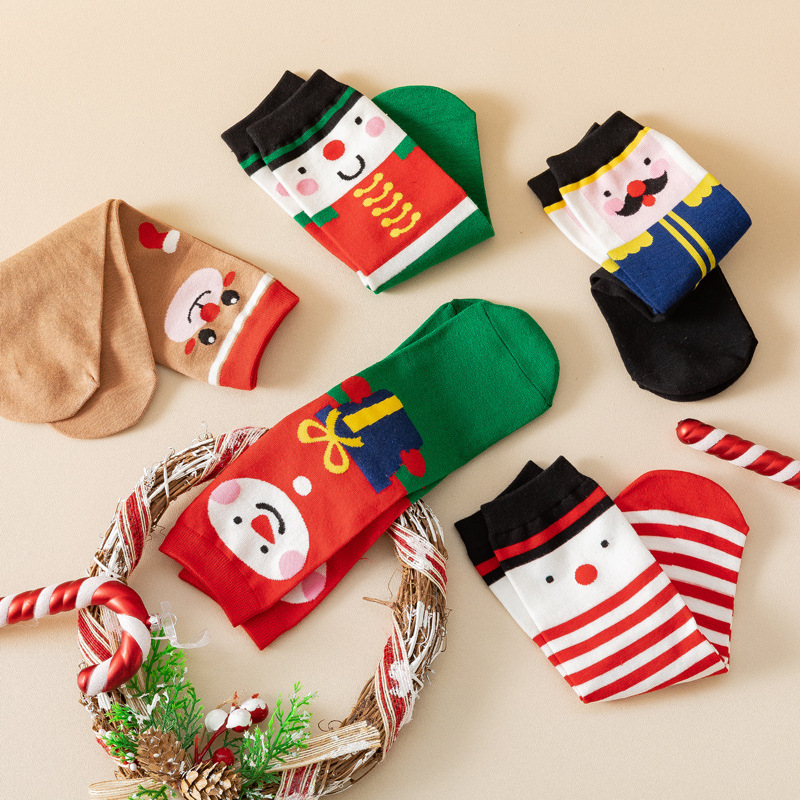 Cross-border best-selling Christmas socks, trendy mid-calf socks from Europe and America, creative cartoon design cotton socks for autumn and winter Specification image