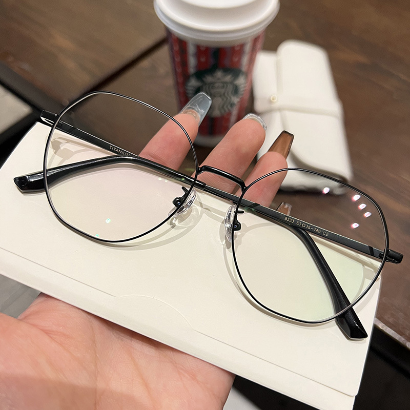 Polygonal pure titanium myopia glasses for women can be paired with ultra-light frames and frames. It's a perfect tool for men to have a smooth and natural look with a large face Item Picture