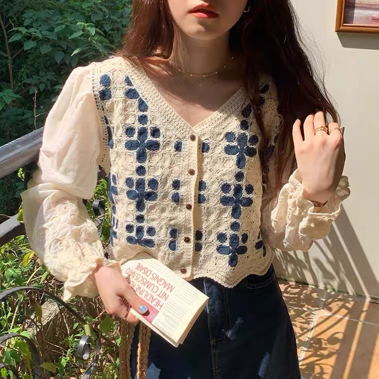 Korean Instagram autumn retro V-neck embroidered flower shirt for women, with loose and versatile puffed sleeves, is a trendy long-sleeved blouse