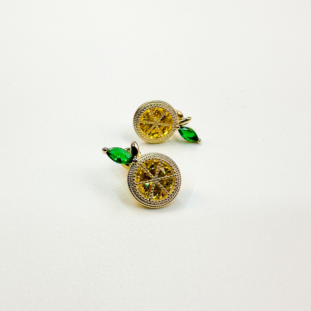 The small lemon-shaped micro-inlaid zircon earrings are a niche design with a simple and elegant style. They are sweet and fresh with zircon inlay