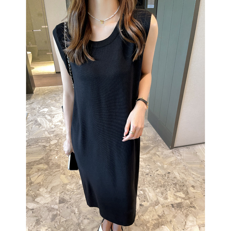 Round-neck striped sleeveless knitted dress for women's summer, with a high-end and elegant style, loose and form-fitting long dress for 2024